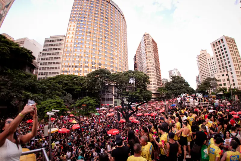 Multitud entre los edificios del centro de Belo Horizonte en BEAGÁ na Folia