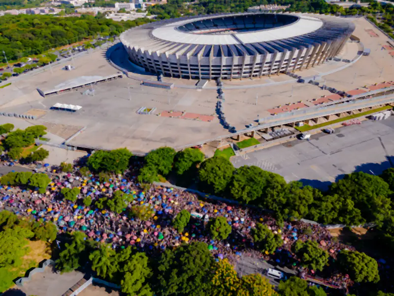 Vista aérea del Mineirão con el bloco en la avenida en 2024