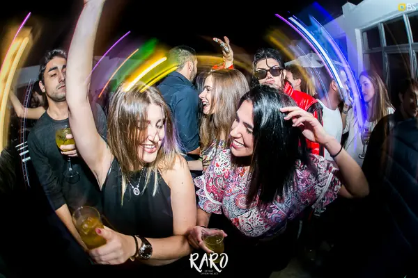 Foto de portada del álbum Raro SkyBar (2017)