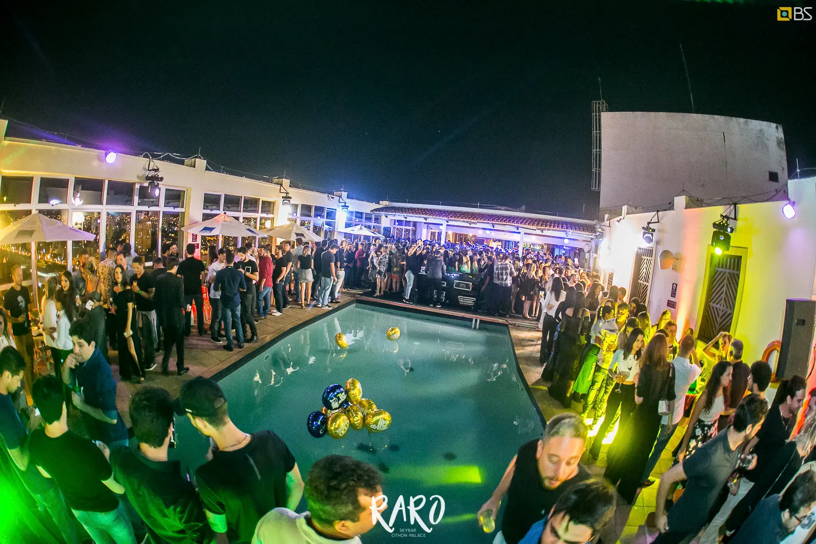 Rooftop do Raro Skybar lotado em volta da piscina