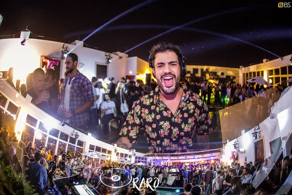 Foto de portada del álbum Raro SkyBar (2017)