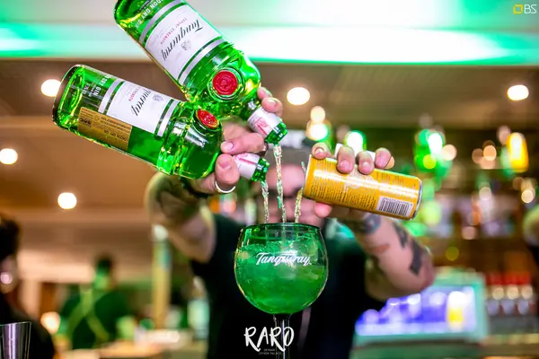 Foto de portada del álbum Raro SkyBar (2018)