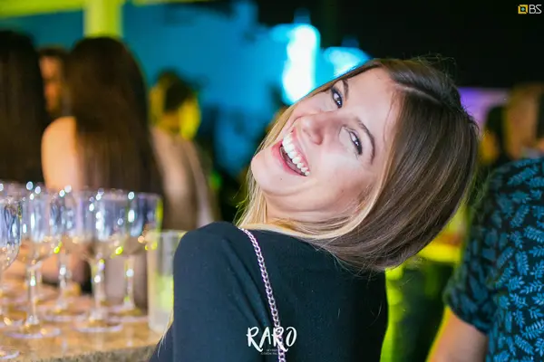 Foto de portada del álbum Raro Sky Bar (2018)