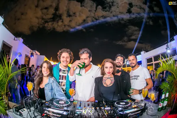 Foto de portada del álbum Raro SkyBar (2018)