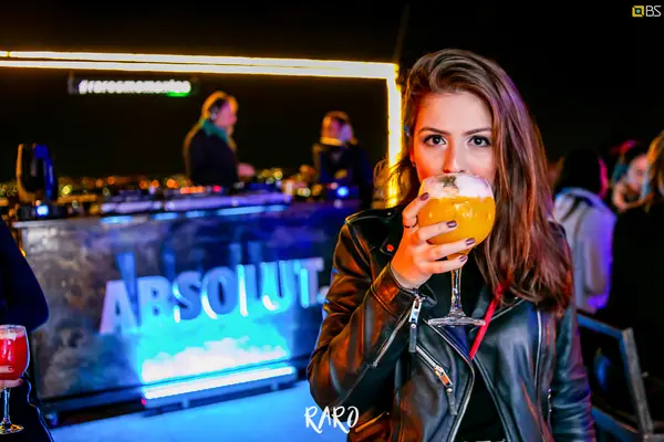 Foto de capa do álbum Raro Sky Bar (2019)