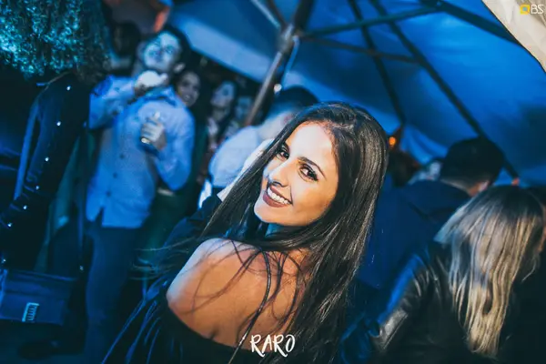 Foto de capa do álbum Raro SkyBar (2019)