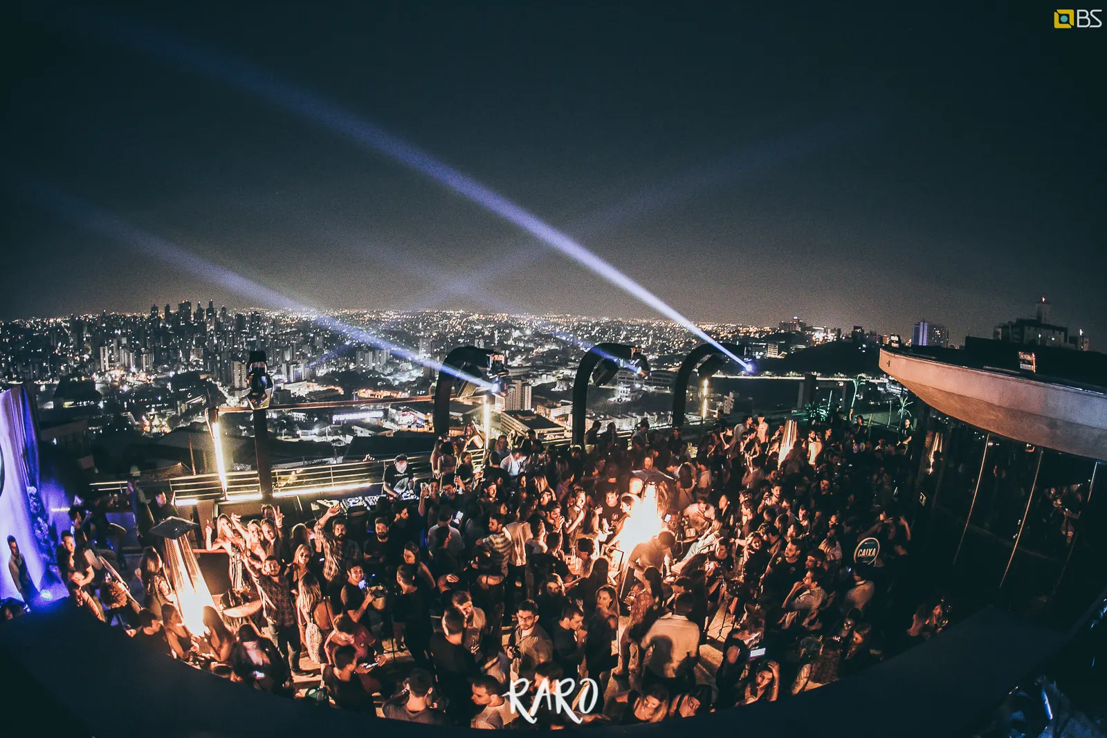 O rooftop lotado e Belo Horizonte vista do 25º andar