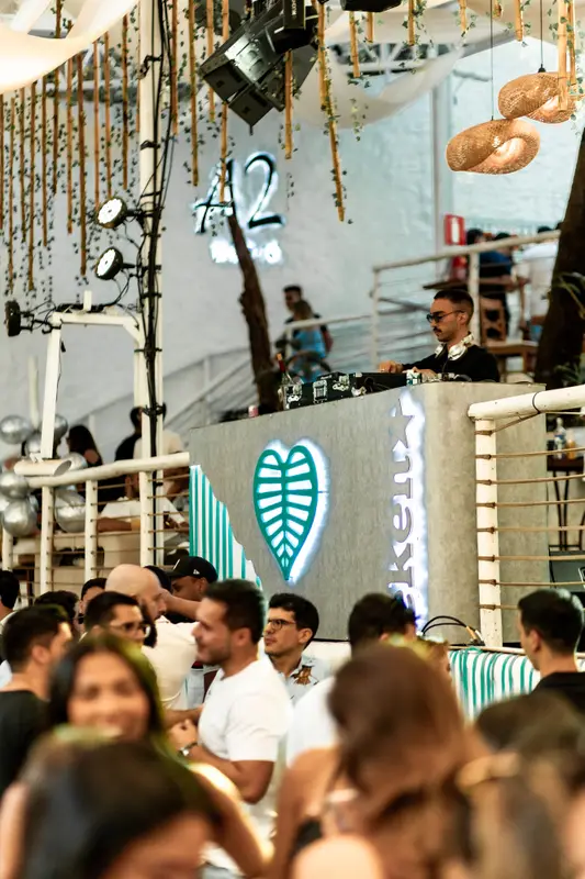 La cabina con el corazón, telas y lámparas de paja al atardecer · Caza Raro, 29 de marzo de 2025