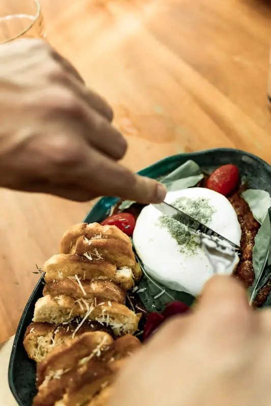 Burrata y panes en Caza Raro, vistos desde arriba