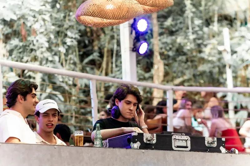 Deck aberto entre árvores, de dia, na Caza Raro