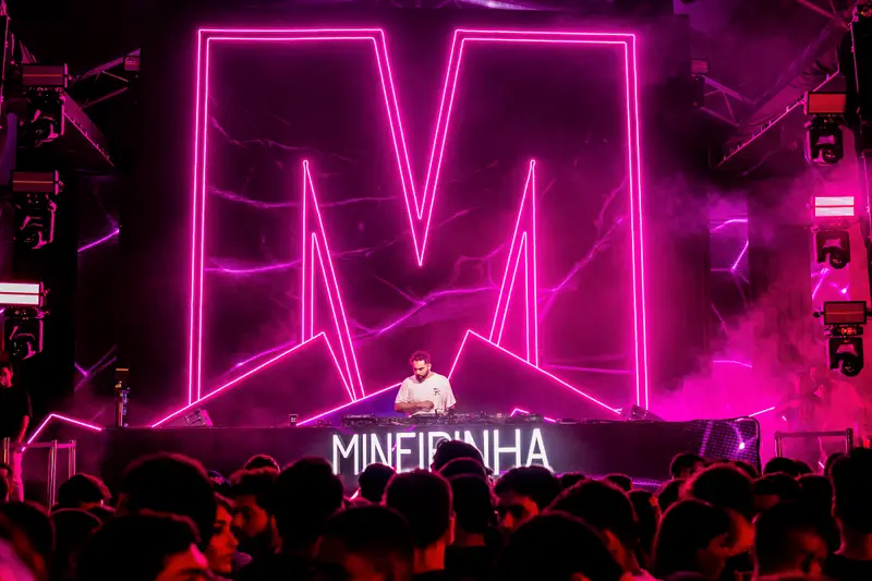 La M de neón en el escenario de Mineirinha