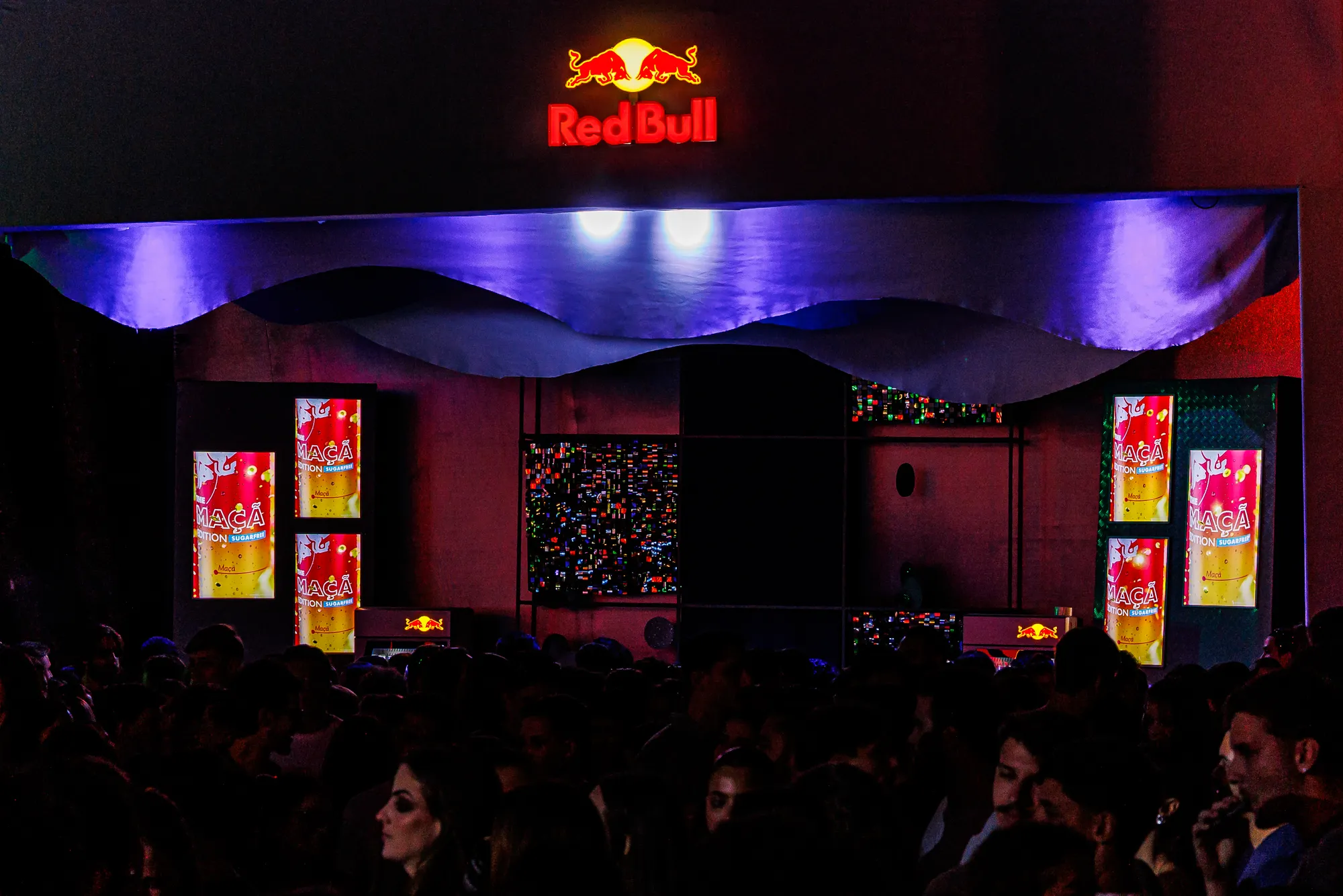 Bar Red Bull com público na Mineirinha 2026
