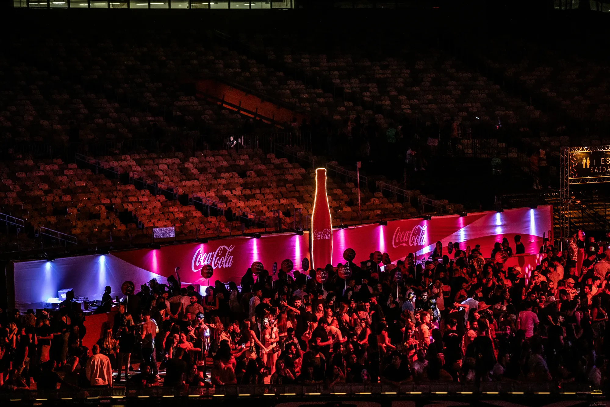 Botella gigante de Coca-Cola y público en el Mineirão