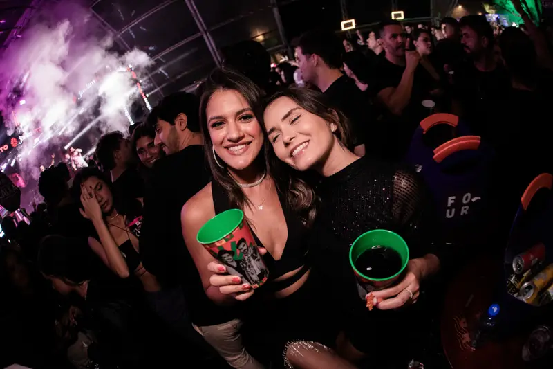 Amigas brindam na pista do Raro de Natal 2023, no JARDIM