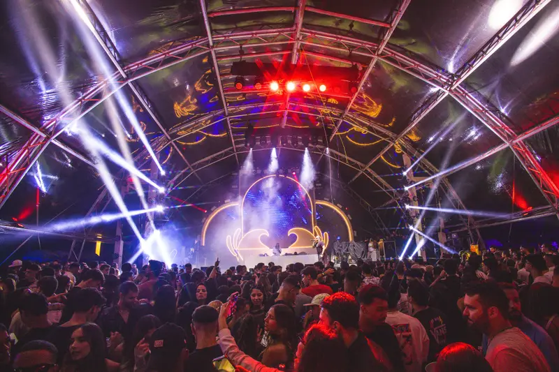 La carpa iluminada en Raro de Verão