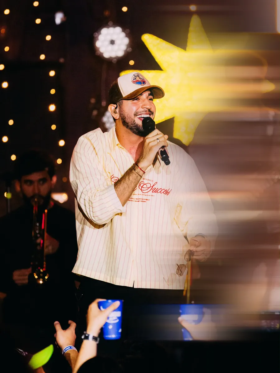 Nattan canta no palco do Mandacaru