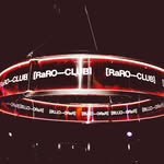 Luminária circular com o logo [RaRO—CLUB]
