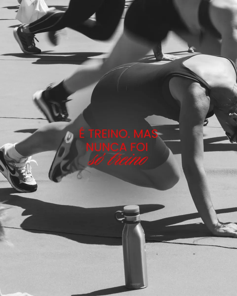 Entrenamiento de RARO Fitness en blanco y negro con la frase “Es entrenamiento. Pero nunca fue solo entrenamiento”